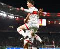 Bild: Tom Weller/dpa
Ein 1:0 der Marke "Tor des Monats": Angelo Stiller jubelt über sein 1:0.