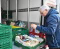 Bild: Petra Hartl
Jürgen Stauber lädt die von den Märkten gespendeten Waren in mitgebrachte Boxen um.