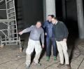 Bild: Karoline Gajeck-Scheuck
Das Stadtwerke-Amberg-Team mit Maximilian Deget, stellvertretender technischer Leiter und Betriebsingenieur (rechts), und Andreas Weiß, stellvertretender Wassermeister in der Wassergewinnung (Mitte), informierten sich bei einem Mitarbeiter der Spezialfirma Forst GmbH über den aktuellen Sachstand bei der Sanierung des Hochbehälters.