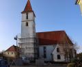 Bild: gru
Ein Gerüst am Turm der evangelischen Kirche in Edelsfeld kündigt die anstehende Sanierung an.