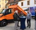 Bild: gf
Martin Kopp, ZEN-Geschäftsführer und Klimaschutzmanager des Landkreises Amberg-Sulzbach (links), im Gespräch mit interessierten Ausstellungsbesuchern. Dahinter der orange Iveco-Kleinlaster, unter dessen hochgeklappter Ladefläche der massive Batterieblock verbaut ist.