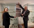 Bild: pz
Franziska Beck und Hans Zölch hängen zwischen den Vitrinen großformatige Fotos auf und bereiten die Sonderausstellung vor. Pfarrer Klaus Haußmann aus Ammerthal ist der Leihgeber der Exponate, außerdem werden Stücke aus dem Nachlass von Mineraliensammler Gerhard Schmaus gezeigt.