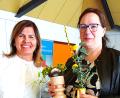 Bild: Mittelschule Mitterteich/Brigitte Pfennig/exb
Mittelschulrektorin Sabine Rappl (rechts) erhielt zur offiziellen Amtseinführung auch Glückwünsche von Grundschulrektorin Petra Andritzky (links).