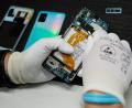 Bild: Sebastian Willnow/dpa-Zentralbild/dpa
In einer Werkstatt wird ein altes Smartphone wiederaufbereitet.