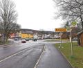 Bild: Portner
Die Kreuzung der Staatsstraßen 2398 (links) und 2159 mit der Straße „Am Schießanger“ (rechts) soll mit einer „Versatzlösung“ sicherer werden. Dabei wird die Einmündung der Ortsstraße aufgelöst und stadtauswärts versetzt.