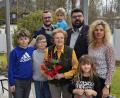 Bild: paf
Emma Schmidt (Mitte) freute sich zum 90. Geburtstag über die Glückwünsche des Bürgermeisters Stefan Frank (Dritter von rechts) und feierte ihren Festtag gemeinsam mit Enkel Patrick Fröhlich (Dritter von links), dessen Ehefrau Eva Fröhlich (rechts) und ihren vier Urenkeln.