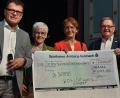 Bild: Stephan Huber
Alljährlich laden die Siemens AG und die Stadt Amberg zum Wohltätigkeitskonzert mit dem Siemens Orchester München ins Stadttheater Amberg ein. Bereits zum 20. Mal kam das Orchester in die Vilsstadt, um für einen wohltätigen Zweck zu spielen. Von links: Hans-Peter Scharl, Ute Schieder, Brigitte Breitfelder, Martin Preuß.