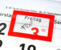Symbolbild: Sina Schuldt/dpa
Derzeit wird debattiert: Braucht es weniger Feiertage für mehr Wirtschaftswachstum?