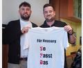 Bild:  Simone König/exb
"Für Neusorg - So Passt Das" steht auf einem T-Shirt, das Zweiter SPD-Vorsitzender Michael König an Corbinian Wedlich (links) überreichte.
