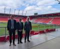 Bild: wüw
Auswechslung im Jahn-Stadion: Berhard Werner (von rechts) übernimmt von Wolfgang Völkl den Vorsitz des Oberpfälzer Bezirksverbands der Genossenschaftsbanken. Alexander Leißl vom Bayerischen GVB war einer der ersten Gratulanten.