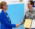 Bild: Mandy Hommel/ OTH Amberg-Weiden
Vizepräsidentin Prof. Dr. Mandy Hommel begleitete Prof. Dr. Christian Schmidkonz (36) zur Preisverleihung nach Würzburg und freute sich mit ihm über die Auszeichnung.