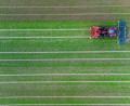 Symbolbild: Philipp Schulze/dpa
Ein Landwirt fährt mit seinem Traktor über ein Feld.