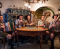 Bild: FotoArt Andrea Bauer
Die Hulzstoussboum aus Waldthurn im Landkreis Neustadt gestalten heuer das Volksmusik-Spektakel am Ostermontag im ACC mit.