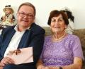 Bild: gf
Bürgermeister Martin Preuß gratulierte der lebenslustigen Barbara Popp zum 90. Geburtstag, wüschte weiterhin eine stabile Gesundheit und überreichte einige Euro Amberger Stadtgeld.