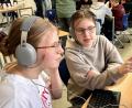 Bild: Gabi Schönberger
Helena und Raphaela aus der 8. Klasse arbeiten am Computer in der sogenannten "Digitalen Drehtür".