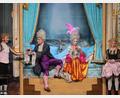 Bild: Wolfgang Steinbacher
Bei Königs im Palast herrscht öde Langeweile. Königin Marie Antoinette (Anna Thalbach), King Louis XVI. (Klaus Christian Schreiber) sowie die beiden Kammerdiener Jean Pierre (Max von Pufendorf) und Cécile (Isabell Giebeler) müssen sich irgendwie die Zeit vertreiben.