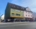 Bild: Christine Strasser
In der Bahnhofstraße steht eine hungrige Schlange.