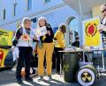 Bild: Gabi Schönberger
Mitglieder der Bürgerinitiative gegen atomare Anlagen Weiden-Neustadt informieren vor dem Bahnhof in Weiden über einen anstehenden Transport von Atommüll.
