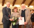 Bild: pi
Richard Schedl (rechts) freut sich sichtlich über die von Bürgermeister Thomas Meiler verliehene Bürgermedaille, Ehefrau Hannelore über Blumen.