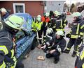 Bild: lei
Ausbilder Horst Kellner zeigte, wie ein verunfalltes Auto stabilisiert wird.
