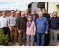 Bild: jma
Richard Lehner (Mitte) an seinem 90. Geburtstag mit seiner Frau Anneliese, Familienangehörigen und weiteren Gratulanten.