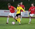 Archivbild: Hubert Ziegler
Alexander Kloos (Gelbes Trikot/Szene aus dem Spiel gegen Roding) hat sich beim FC Amberg und der in der Landesliga schnellstens akklimatisiert.