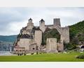 Bild: Ute Müller/dpa
Einst Verteidigungsposten, dann Ruine, heute eine Sehenswürdigkeit: die Golubac-Festung an der Donau.