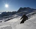 Bild: Angelika Warmuth/dpa
Wintersportler können an der Zugspitze noch bis Anfang Mai ihre Schwünge ziehen. (Archivbild)
