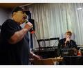 Bild: Houschka
Das gehört seit Jahrzehnten zu jedem Musikerstammtisch: Herbert Olbrich (links) singt "Wasted Days And Wasted Nights". Diesmal begleitete ihn Manfred Rechenbach (rechts). Ein Duo, das nach langer Musikerstammtisch-Pause viel Beifall bekam.