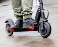 Symbolbild: Christoph Soeder/dpa
Weil sie für ihr Gefährt keinen Versicherungsschutz nachweisen konnten, mussten zwei 23-Jährige ihren E-Scooter nach einer Polizeikontrollen nach Hause schieben.
