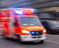 Bild: Monika Skolimowska/dpa
Sanitäter bringen einen schwer verletzten Säugling ins Krankenhaus.