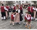 Archivbild: wro
Alle Jahre ein Blickfang: der Maitanz der Trachtenjugend und -kinder des Stiftländer Heimatvereins beim Rathaus in Wiesau.