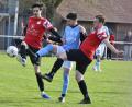 Bild: Hubert Ziegler
Rassige Auseinandersetzung zwischen Markus Barth (links) und Harry Gittel (rechts) vom SV Inter Bergsteig Amberg sowie Max Schönberger (Mitte) vom FV Vilseck. Aus: SV Inter Bergsteig Amberg - FV Vilseck 1:1.