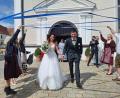 Bild: bl
Bräutigam Andreas Igl musste sich schon ein wenig bücken, um mit seiner Anna unter den blauen und weißen Bändern des Pfreimder Kirwavereins durchzupassen.