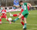 Bild: heh
Der Mitterteicher Nicolai Wagner zieht ab, aber ohne Erfolg: Der SV Mitterteich musste sich im Heimspiel gegen den TSV Weißenburg mit einem 0:0 begnügen.