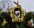 Bild: hcz
Die Krone des Osterbrunnens schmücken vier Straußeneier.