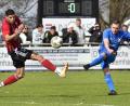 Bild: ham
SC-Spieler Jamal Dubois (links) will einen Schuss von Jeremy Schmid vom SV SAD-Ettmannsdorf verhindern. Der SC Luhe-Wildenau gewann das Derby klar mit 3:0.