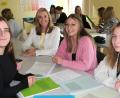 Bild: Hirsch
Kultusministerin Anna Stolz (Mitte) nimmt sich beim Besuch der Döpfer-Schulen in Schwandorf Zeit für ein Gespräch mit den Schülerinnen Katharina Füßl, Nina Faderl und Ida Braden (von links).