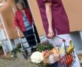 Symbolbild: juefraphoto - stock.adobe.com
Senioren, die im Weidener Stadtteil Rehbühl leben und nur noch eingeschränkt mobil sind, könnten Lebensmittel bald geliefert bekommen. Ein entsprechendes Pilotprojekt planen derzeit der Seniorenbeirat und das Sozialdezernat der Stadt in Kooperation mit dem Tafel Weiden-Neustadt e. V.
