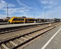 Bild: Hösamer
Der Bahnhof Schwandorf liegt an den Strecken Nürnberg-Furth im Wahl und Regensburg-Hof. Beide sollen in den kommenden Jahren elektrifiziert werden. Dazu sind Stromtrassen nötig, die die Energie zum Gleis bringen.