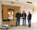Bild: Portner
Die Ertüchtigung des Kindergarten-Ausweichquartiers "Pfarrheim" läuft. Bauleiter Patrick Wild (von links), Architekt Christian Schönberger und Kirchenpfleger Günther Flierl.