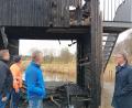 Bild: as
Der Holzbau ist nicht mehr zu retten. Am Brandort schauten sich (von links) Thomas Sladky und Matthias Haulena von der Feuerwehr, Vinzenz Rahn vom Förderverein Fischhofpark und Bürgermeister Franz Stahl um.