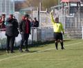 Bild: Dieter Jäschke
Ja, auch Fußball-Trainer leben in der heutigen Zeit gefährlich: Hier erwischt es Eugenio Wild, den Trainer der SpVgg Pirk, der die Gelbe Karte sieht.