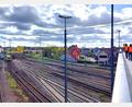 Bild: DB Energie /exb
Eine Visualisierung der Bahn zeigt eine Bahnstromtrasse entlang der Gleise im Osten des Bahnhofs Schwandorf. Rechts ist die Adenauerbrücke zu sehen. In der Darstellung fehlen die Oberleitungen, die die Züge versorgen sollen und zur Elektrifizierung auf jeden Fall nötig sind.