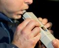 Bild: Uli Deck / dpa
Mit über zwei Promille setzt sich ein Mann in Schwandorf hinter das Steuer seines Autos, um Bier zu kaufen.