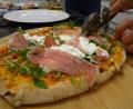 Bild: ui
Rucola, Burrata und Parmaschinken kommen als leckerer Belag direkt nach dem Backen auf die Margerita.