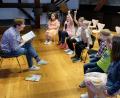 Bild: do
Die Kids fesseln bei der Nacht der Eschenbacher Bibliothek die Geschichten aus Grimms Märchen, vorgetragen von Martina Steppert