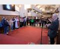 Bild: Fred Lehner
Im Altarraum der evangelischen Kirche St. Johannes Baptista versammelten sich junge Christen und Gläubige zu Beginn des ökumenischen Jugendkreuzweges.