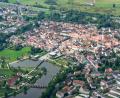 Archivbild: mür
In der Stadt Tirschenreuth findet im Mai der Oberpfalz-Tag statt. Eine zentrale Rolle spielt dabei einmal mehr der Fischhofpark (links unten). Dort sollen zwei der vier Bühnen aufgebaut werden.
