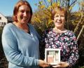Bild: Melanie Lederer
Monika Hirmer (rechts) hatte sich zum 70. Geburtstag Geld für die Diakonie gewünscht. Deren Vertreterin Karin Weber (links) freute sich über dieses besondere "Geburtstagsgeschenk". .